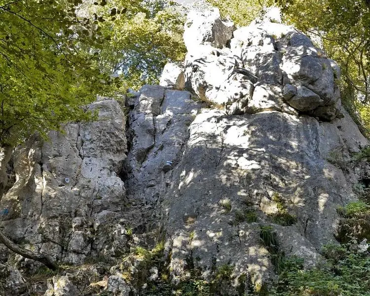 Klettertopo „Linker Teil“ am Fels Hexenkessel in Konstein