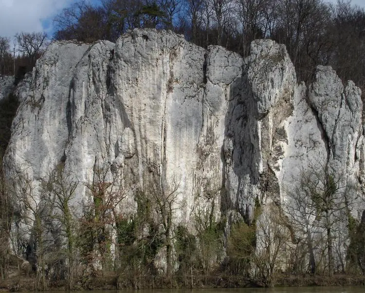 Klettertopo „Zentraler Teil“ am Fels Bischofsbucht in Donaudurchbruch + Tal