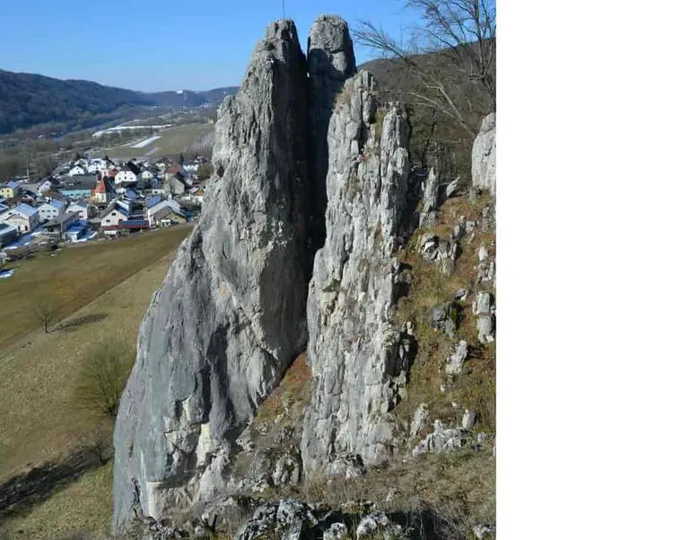 Klettertopo „Ostseite“ am Fels Prunner Turm in Altmühltal