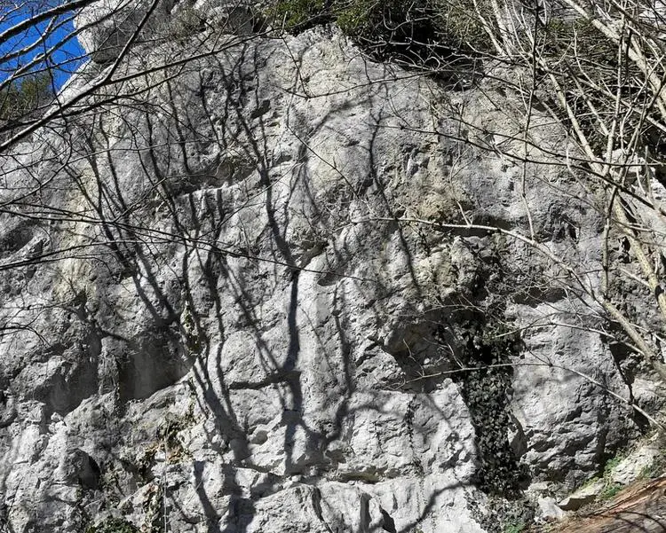 Klettertopo „Kurzes Abenteuer“ am Fels Schlossberg in Unteres Inntal