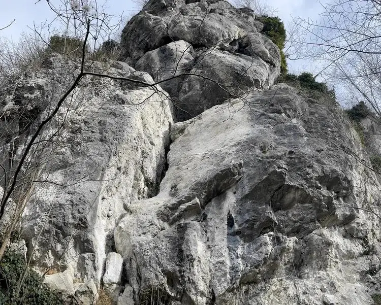 Klettertopo „Langes Abenteuer“ am Fels Schlossberg in Unteres Inntal