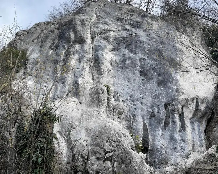 Klettertopo „Schwarze Magie“ am Fels Schlossberg in Unteres Inntal